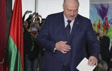 Уговорили пойти на выборы: Лукашенко пожаловался, что у Беларуси нет для него замены Уговорили пойти на выборы: Лукашенко пожаловался, что у Беларуси нет для него замены