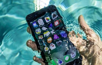 Как спасти телефон, если он упал в воду