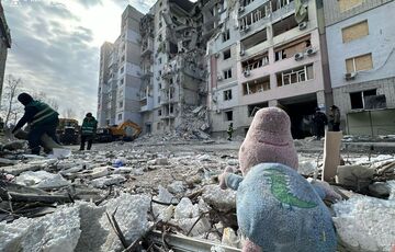 Под завалами разрушенного российской авиабомбой дома в Херсоне нашли тело мужчины Под завалами разрушенного российской авиабомбой дома в Херсоне нашли тело мужчины