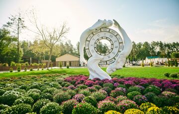 В сімейному екопарку ”Ясногородка” стартувала виставка квітів  ”Знаки зодіаку”