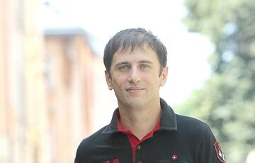 Поліція прийшла з обшуком до відомого волонтера Поліція прийшла з обшуком до відомого волонтера