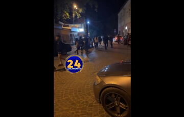 На Закарпатті роми заблокували будівлю ТЦК – силовики відкрили стрілянину (відео)