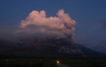 В Индонезии произошло извержение вулкана: объявлена эвакуация