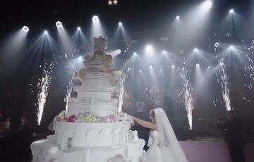 Экс-прокурор и сотрудница ГБР устроили двухдневную свадьбу с концертами звезд и двухметровым тортом Экс-прокурор и сотрудница ГБР устроили двухдневную свадьбу с концертами звезд и двухметровым тортом