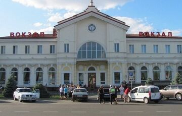 Россияне обстреляли железнодорожный вокзал в Херсоне: есть погибшие