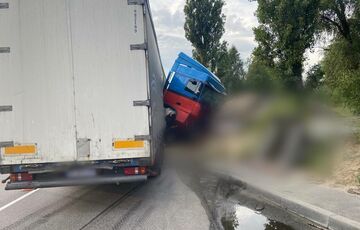 Грузовик врезался в блокпост под Бучей