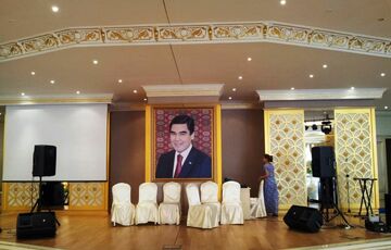 У Туркменістані на весіллях змушують ставити пісні екс-президента, забороняючи всю іноземну музику