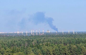 В Подмосковье пожар на территории военного аэродрома Чкаловский: видео