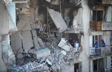 Под завалами разрушенной россиянами высотки в Одессе нашли тело мужчины Под завалами разрушенной россиянами высотки в Одессе нашли тело мужчины