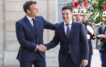 Зеленский провел телефонный разговор с Макроном на тему обострения на Донбассе