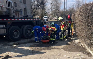 З-під завалів зруйнованого дронами гуртожитку дістали тіло ще однієї жертви: фото, відео