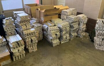 Везли валюту, золото і сигарети: українських дипломатів затримали на кордоні з контрабандою Везли валюту, золото і сигарети: українських дипломатів затримали на кордоні з контрабандою