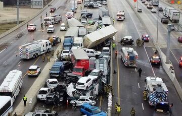 У США зіткнулися відразу 130 машин - ВІДЕО У США зіткнулися відразу 130 машин - ВІДЕО