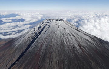 На горе Фудзи в Японии выпал снег: посмотрите на самый поздний снегопад за 130 лет