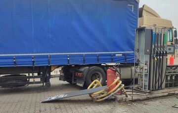 Российские военные атаковали АЗС в Никополе