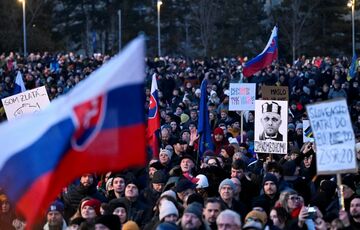 Фицо не уйдет в отставку на фоне протестов, но не исключает досрочных выборов