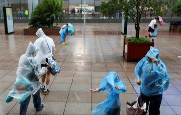 Из-за приближающегося тропического шторма из Шанхая эвакуировали сотни тысяч человек