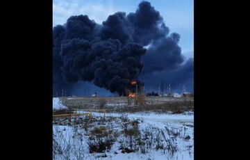 Российская нефтебаза в Орле продолжает масштабно гореть после прилета БПЛА: видео Российская нефтебаза в Орле продолжает масштабно гореть после прилета БПЛА: видео