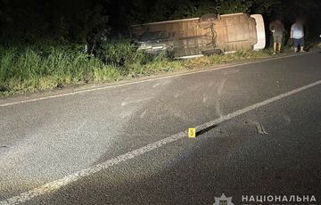 На Вінниччині перекинувся автобус з дітьми: фото