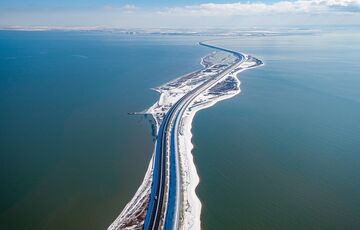 Окупанти почали будувати новий бар'єрний захист біля Кримського мосту