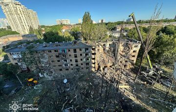Российские военные ударили по многоквартирному дому в Киеве