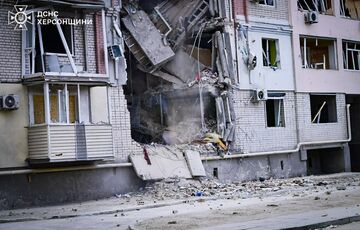 В Херсоне спасатели укрепляют стены разрушенной россиянами жилой высотки: фото В Херсоне спасатели укрепляют стены разрушенной россиянами жилой высотки: фото