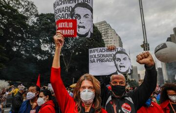В Бразилии проходят масштабные протесты против президента Болсонару В Бразилии проходят масштабные протесты против президента Болсонару