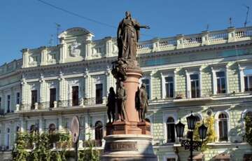 В Одесі активісти зібралися на акцію знесення пам'ятника Катерині II В Одесі активісти зібралися на акцію знесення пам'ятника Катерині II
