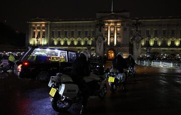 Гроб с телом королевы Елизаветы II доставили в Лондон Гроб с телом королевы Елизаветы II доставили в Лондон