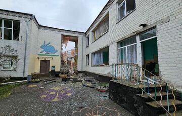 Россияне ударили из С-300 по Херсону: кадры последствий Россияне ударили из С-300 по Херсону: кадры последствий