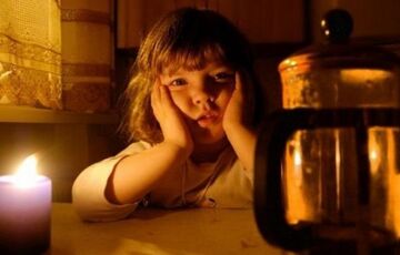 У Києві та низці регіонів через обстріл тривають екстрені відключення світла