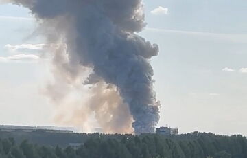 У Росії горить і вибухає склад піротехніки: кадри