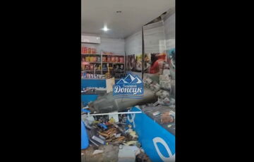 Россияне уронили авиабомбу на магазин в оккупированном Енакиево: видео Россияне уронили авиабомбу на магазин в оккупированном Енакиево: видео