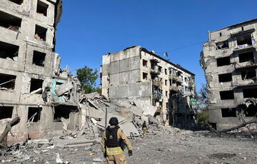 Росіяни скинули КАБ на житлові будинки у Мирнограді: одна людина загинула, двоє – поранені