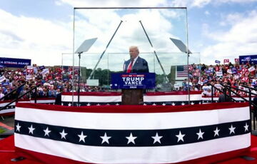 Трамп на первом митинге после покушения закрылся пуленепробиваемым стеклом