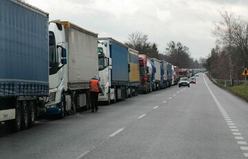 Румыны заблокировали второй пункт пропуска на границе с Украиной Румыны заблокировали второй пункт пропуска на границе с Украиной