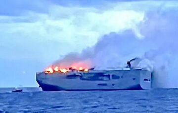У Північному морі горить вантажне судно з тисячами автомобілів Mercedes: відео У Північному морі горить вантажне судно з тисячами автомобілів Mercedes: відео