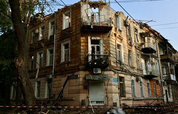 Роддом, станция медпомощи, жилые дома повреждены в результате атаки на Одессу: погибли двое