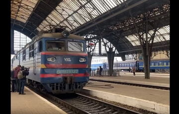 Во Львове под аплодисменты встретили херсонский поезд, попавший под обстрел: видео