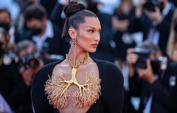 ”Это для тебя”: Фанаты Беллы Хадид начали громить бутики Dior (видео)