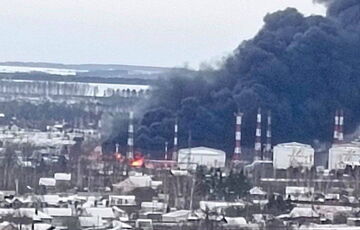 Появились новые кадры пожара на нефтебазе в Орловской области Появились новые кадры пожара на нефтебазе в Орловской области