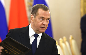  Медведев заговорил о рисках ядерной войны из-за передачи Украине кассетных боеприпасов 