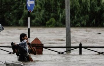 Из-за наводнений в столице Непала погибли десятки человек
