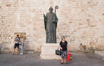 Ішов третій рік вторгнення: в Італії вимагають прибрати табличку про ”дружбу з російським народом”, підписану Путіним