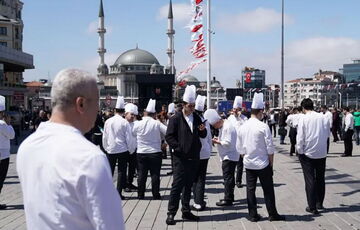 Более 150 человек пострадали при землетрясении в Турции: все они в панике прыгали с высоты