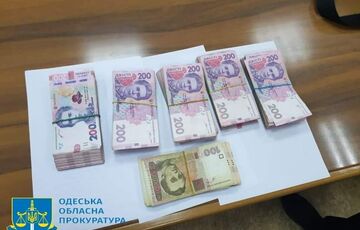 Силовики спіймали на хабарі двох чиновників Укрзалізниці Силовики спіймали на хабарі двох чиновників Укрзалізниці