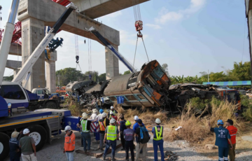 У Таїланді будівельний кран впав на пасажирський потяг: загинули щонайменше 29 людей