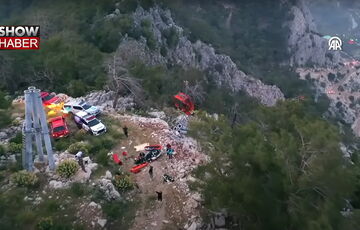 В Турция на канатной дороге развалилась кабина, пассажиры упали на скалы: есть погибшие (видео)