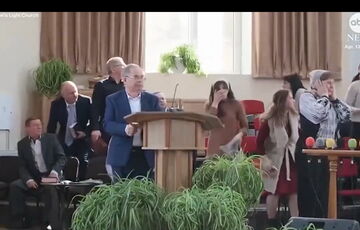 У мережі з'явилося відео із церкви у Сумах, на якому зафіксовано момент російського удару