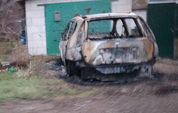 У Маріуполі підірвали автомобіль російського офіцера У Маріуполі підірвали автомобіль російського офіцера